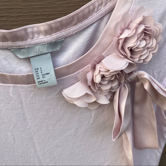 H&M blush satin flower and bow short sleeve blouse - Picture 4 of 7